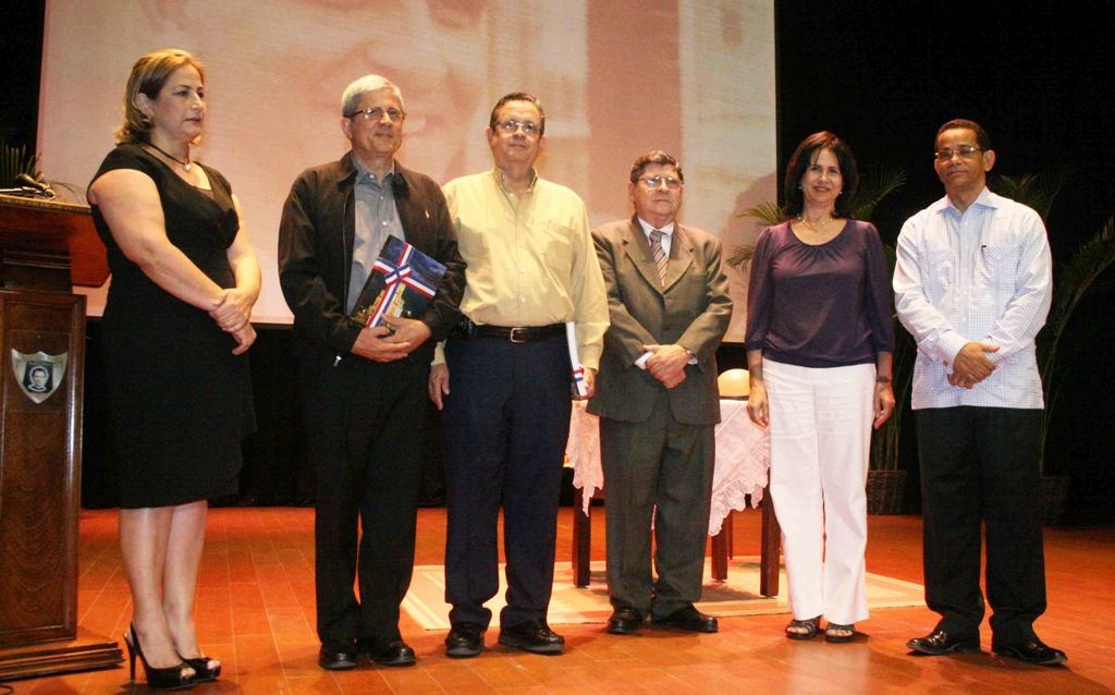 El senador José Rafael Vargas entregó varios ejemplares del libro del Santuario Sagrado Corazón de Jesús a los familiares del padre Juan Montalvo